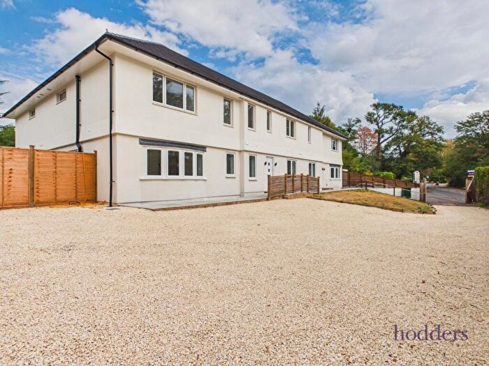 2 Bedroom Apartment For Sale In Chertsey, Surrey, KT16