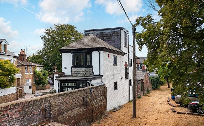 3 Bedroom End Of Terrace House To Rent In Kew Foot Road, Richmond, Surrey, TW9