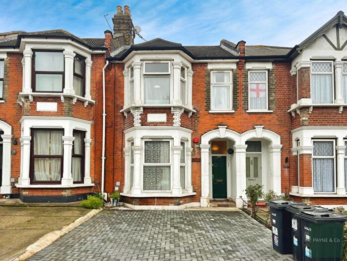 2 Bedroom Flat For Sale In De Vere Gardens, Ilford, IG1