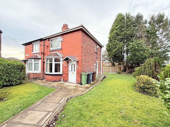 3 Bedroom Semi Detached House For Sale In Hartshead Road, Ashton-Under-Lyne, OL6