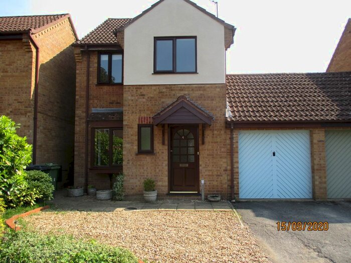 3 Bedroom Link Detached House To Rent In Foxfield Way, Oakham, LE15