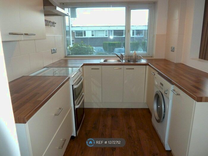 2 Bedroom Flat To Rent In Alwoodley, Leeds, LS17