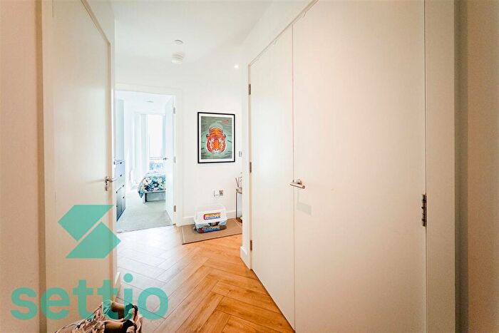 2 Bedroom Apartment To Rent In Elizabeth Tower, Crown Street, M15