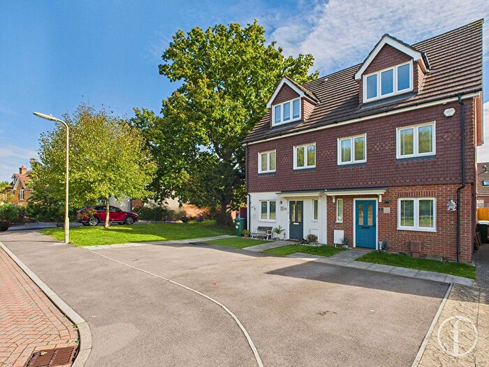 3 Bedroom Semi-Detached House For Sale In Verne Close, Whiteley, PO15