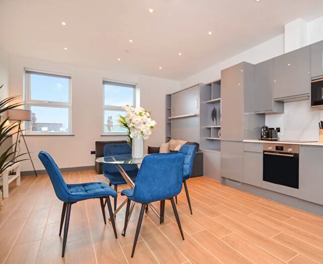 1 Bedroom Flat To Rent In Avenir Court, Ballards Lane, N12