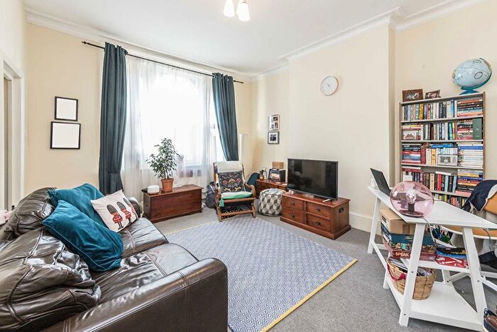 1 Bedroom Flat To Rent In Garratt Lane, Earlsfield, SW18