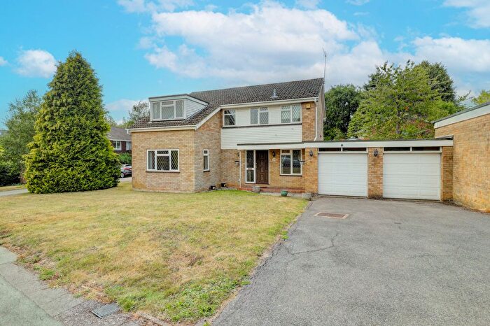 4 Bedroom Link Detached House For Sale In The Larches, Holmer Green, High Wycombe, Buckinghamshire, HP15