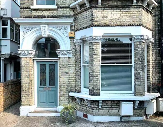 2 Bedroom Flat To Rent In South Lambeth Road, London, SW8