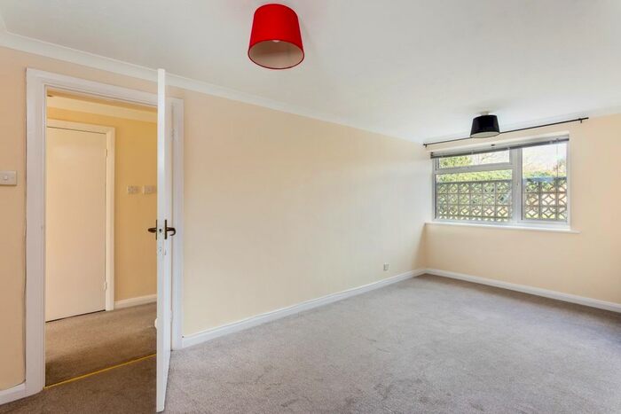 2 Bedroom Maisonette To Rent In Reigate Hill, Reigate, RH2