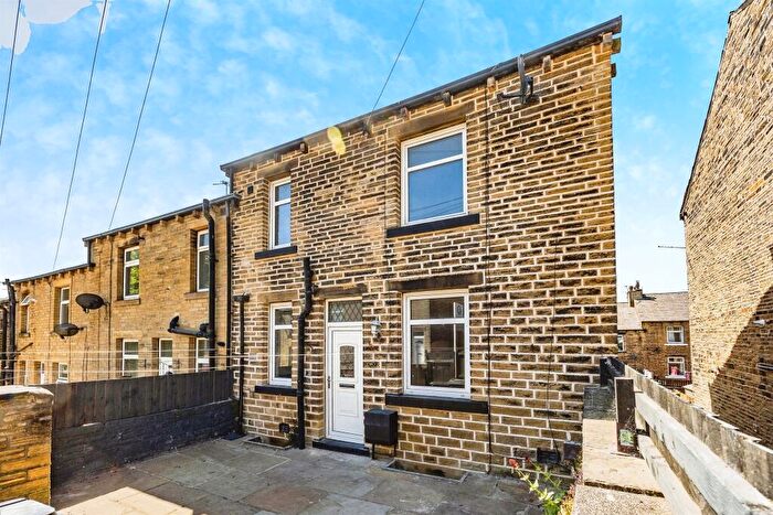 3 Bedroom End Of Terrace House For Sale In Calder Avenue, Halifax, HX2