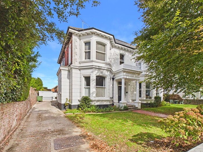 2 Bedroom Flat For Sale In Richmond Road, Worthing, BN11