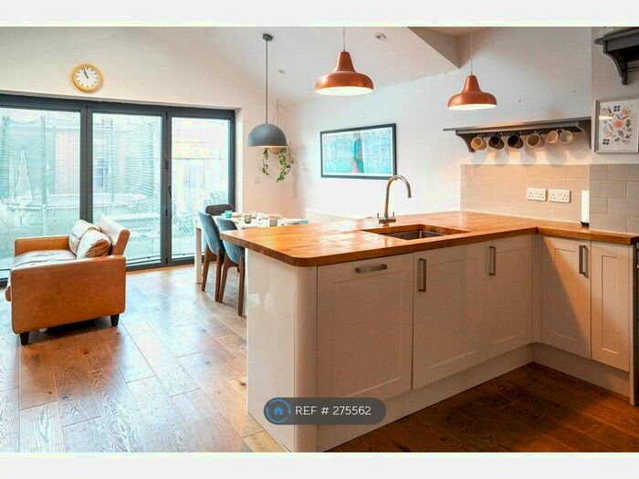 4 Bedroom Semi-Detached House To Rent In Maple Grove, York, YO10