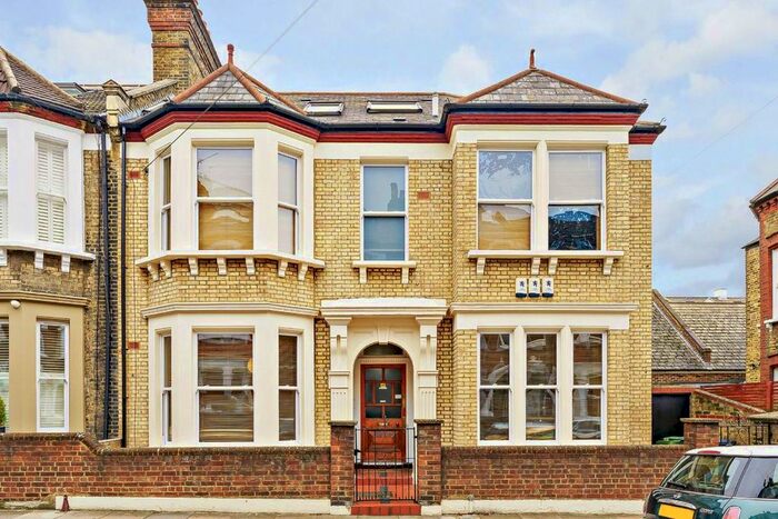 3 Bedroom Flat To Rent In Tremadoc Road, London, SW4
