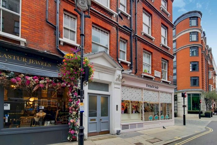 2 Bedroom Flat To Rent In Bulstrode Street, Marylebone, London, W1U