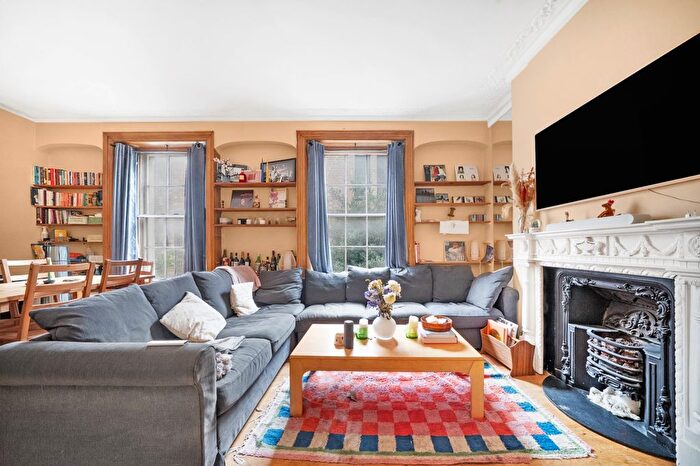 3 Bedroom Maisonette To Rent In Tollington Road, Islington, N7