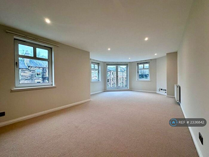 2 Bedroom Flat To Rent In Sinclair Place, Edinburgh, EH11