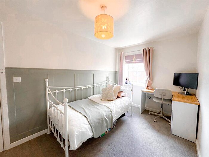 3 Bedroom End Of Terrace House For Sale In Meadow Drive, Long Itchington, Southam, CV47