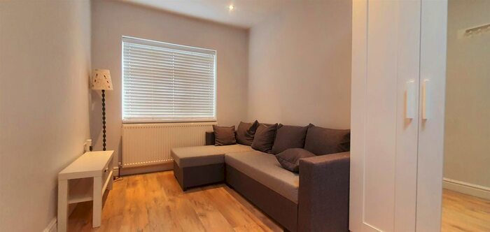 Studio To Rent In Great West Road, Osterley, Isleworth, TW7