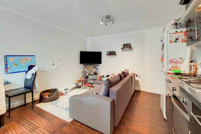 2 Bedroom Flat To Rent In Susannah Street, Poplar, London, E14