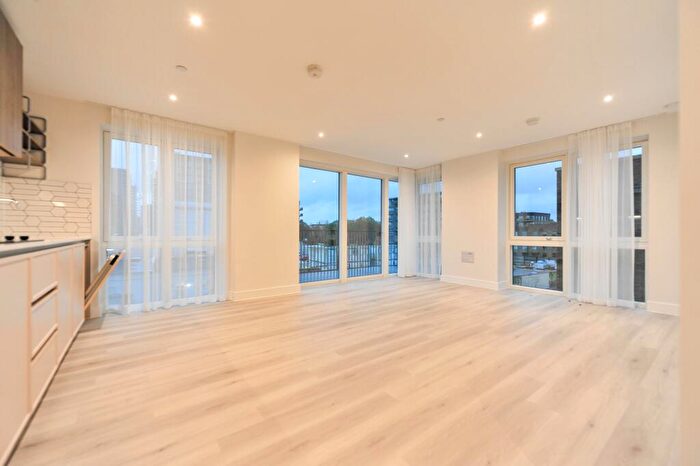 3 Bedroom Flat To Rent In Townsend Road, London, SE3