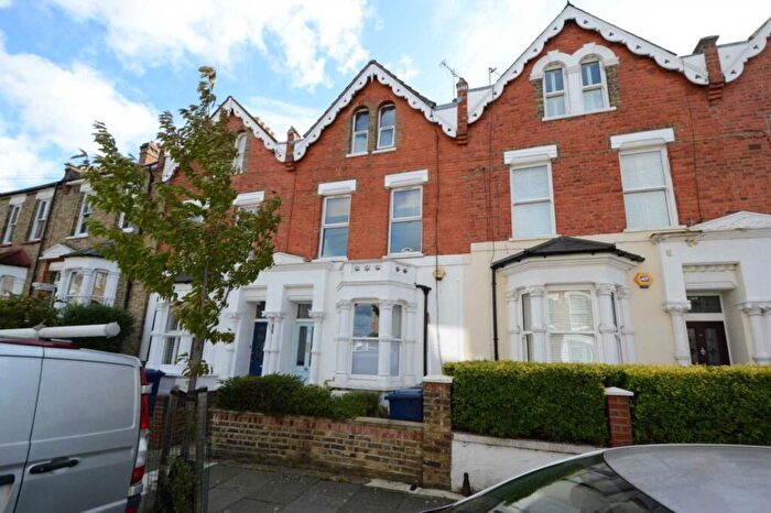 3 Bedroom Flat To Rent In Holly Park Road, Friern Barnet, London, N11