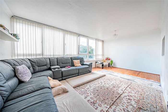 2 Bedroom Flat For Sale In Ingledew Court, Leeds, LS17