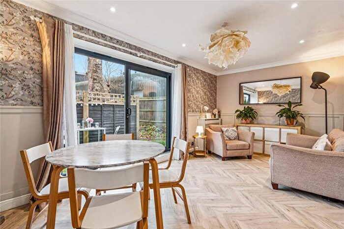 2 Bedroom Flat For Sale In Mayford Close, SW12