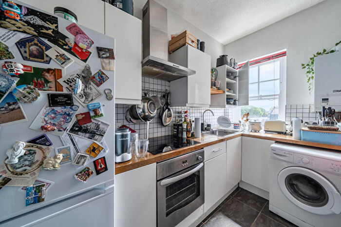 2 Bedroom Apartment For Sale In Elthorne Road, N19