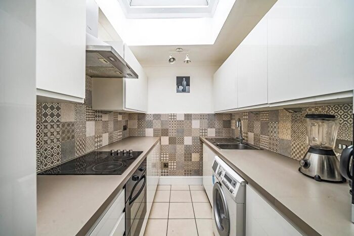 2 Bedroom Flat To Rent In Tuns Lane, Henley, RG9