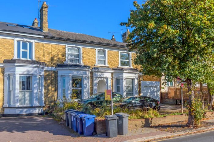 3 Bedroom Apartment To Rent In Alexandra Grove, London, N12