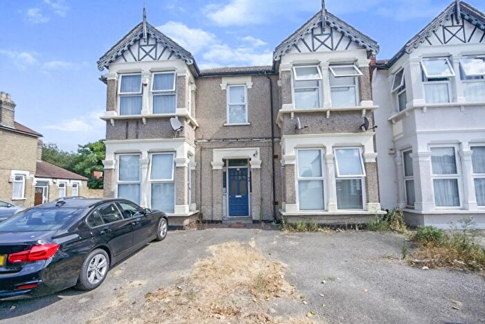 1 Bedroom Flat To Rent In The Drive, IG1
