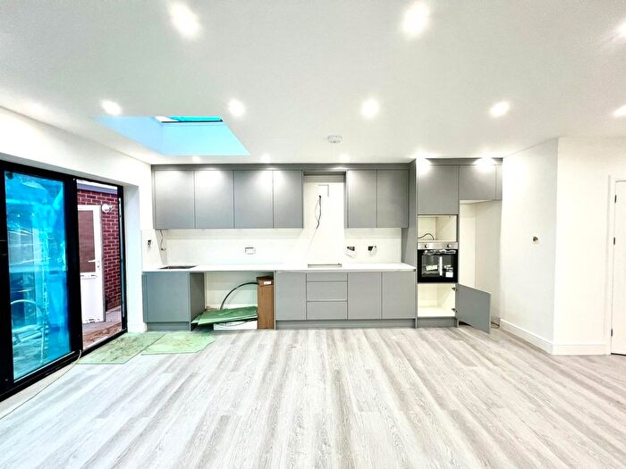 5 Bedroom Semi-Detached House To Rent In Moray Avenue, Hayes, UB3