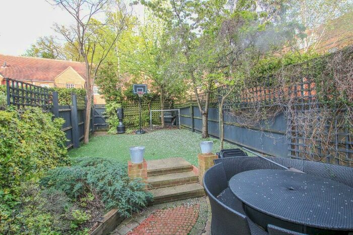 4 Bedroom End Of Terrace House To Rent In Osborne Heights, Brentwood, Essex, CM14