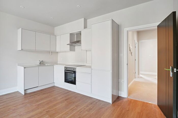 3 Bedroom Flat To Rent In Station Approach, Bromley, Kent, BR2