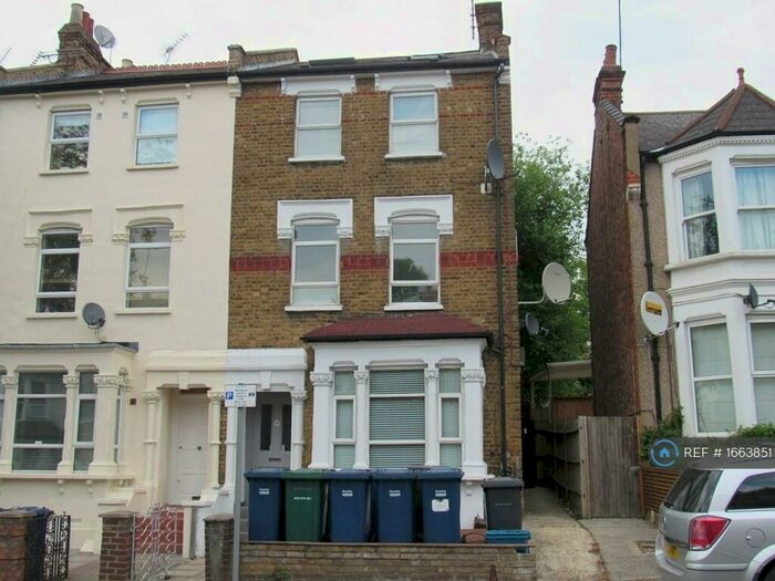 Studio To Rent In Dollis Road, London, N3