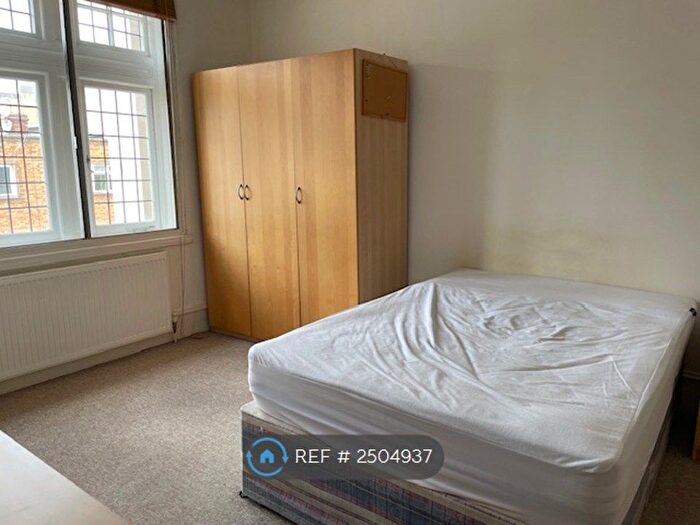3 Bedroom Flat To Rent In North End Rd, London, W14