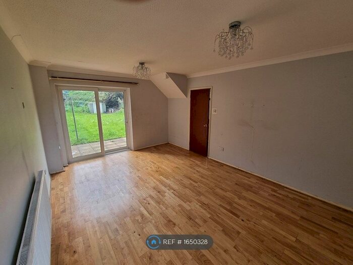 3 Bedroom End Of Terrace House To Rent In Welland Close, Slough, SL3