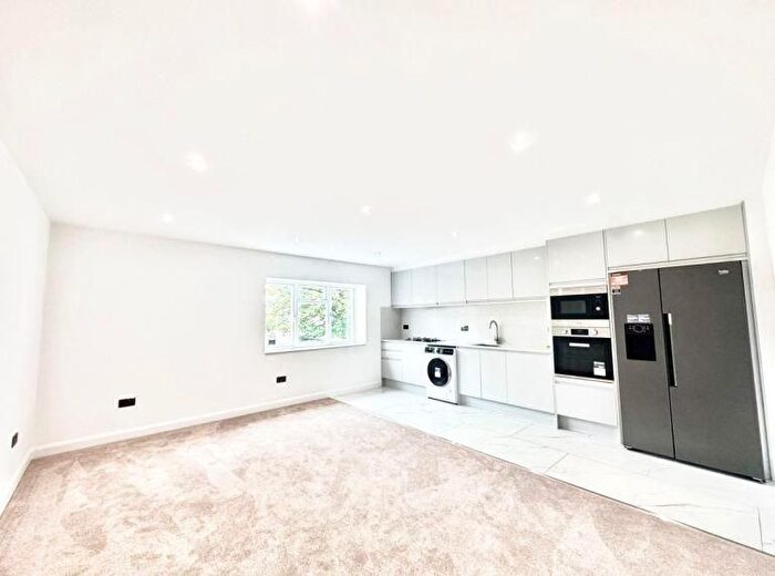 3 Bedroom Detached House To Rent In Long Lane, Croydon, London, CR0