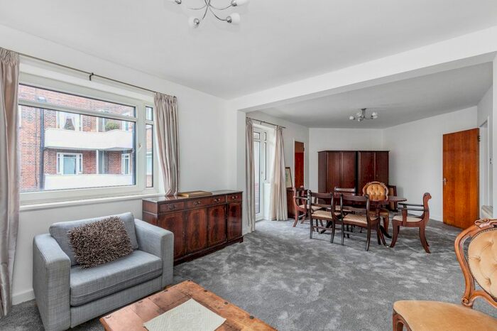 2 Bedroom Flat To Rent In Cromwell Court, Kingston Hill, Kingston Upon Thames, Surrey, KT2