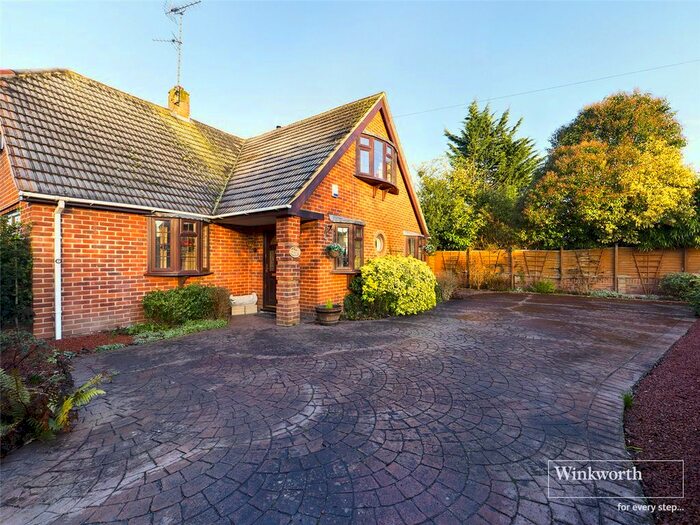 4 Bedroom Bungalow For Sale In Barrett Crescent, Wokingham, RG40