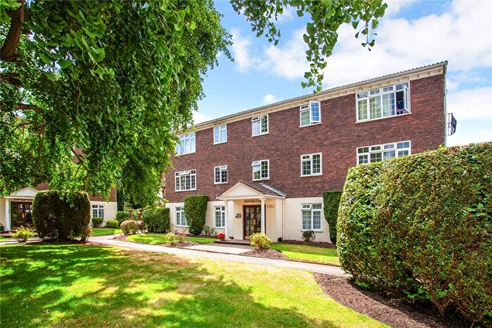 1 Bedroom Flat To Rent In Hillcrest, Weybridge, Surrey, KT13