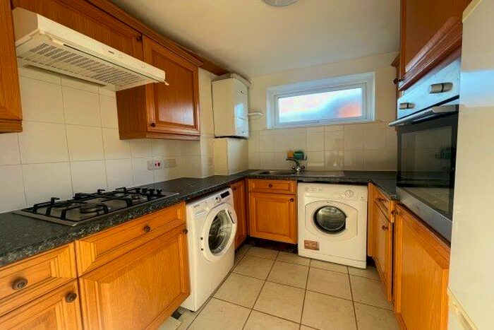 3 Bedroom Flat To Rent In Kintyre Close, London, SW16