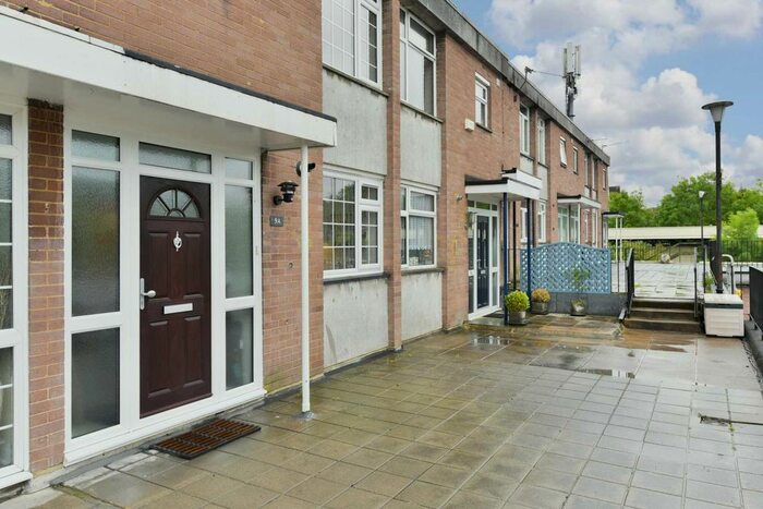 2 Bedroom Maisonette To Rent In Stoneleigh Broadway, Stoneleigh KT17