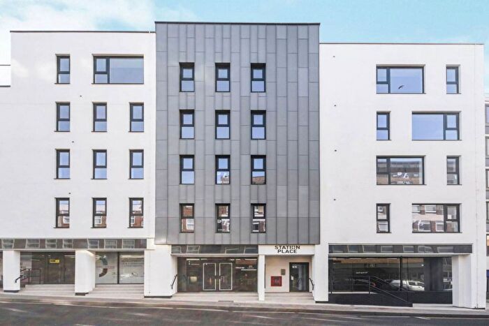 2 Bedroom Flat For Sale In Kings Road, Brentwood, CM14