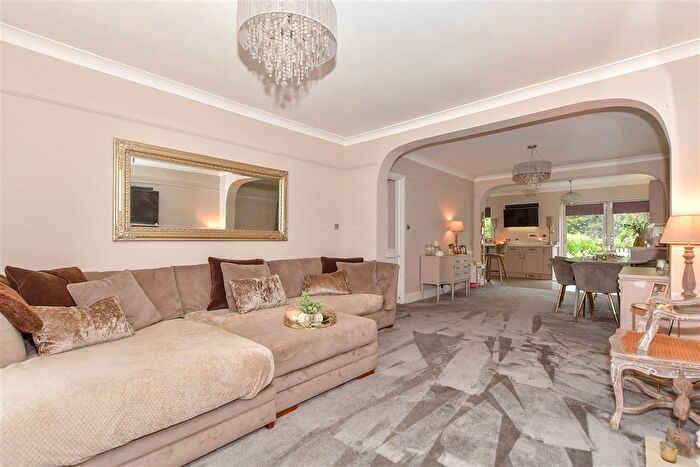 4 Bedroom Detached House For Sale In Cranborne Avenue, Maidstone, Kent, ME15