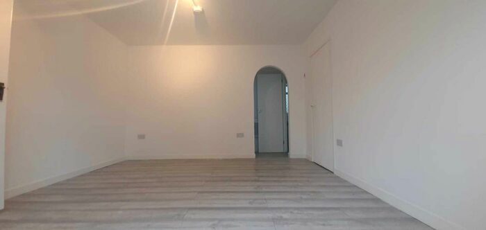 Studio To Rent In Masefield Lane, Yeading, Hayes UB4