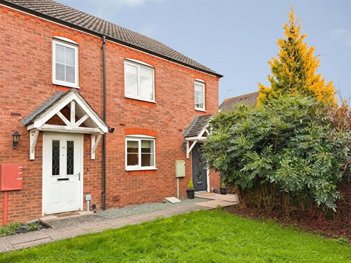 2 Bedroom End Of Terrace House For Sale In Dovehouse Close, Warwick, CV34