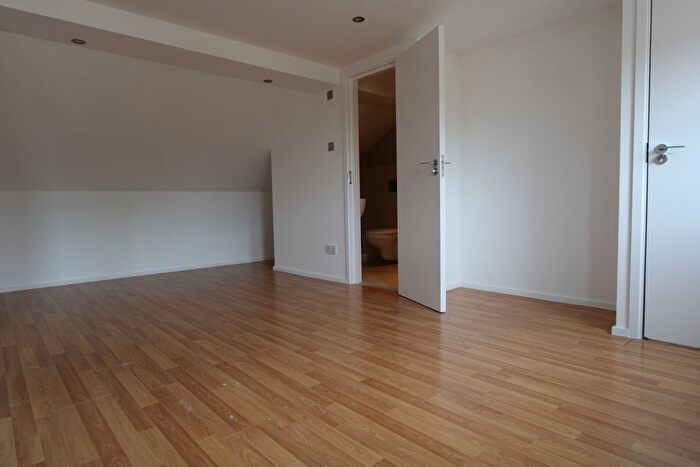 3 Bedroom Flat To Rent In Westcote Road, London, SW16