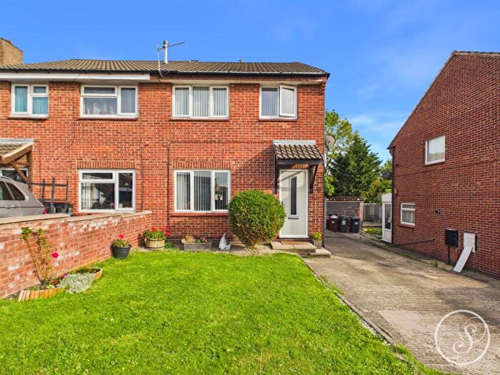 3 Bedroom Semi Detached House For Sale In Hornbeam Way, Leeds, LS14