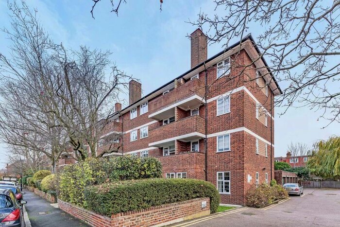 3 Bedroom Flat To Rent In Sheen Court, Richmond, TW10